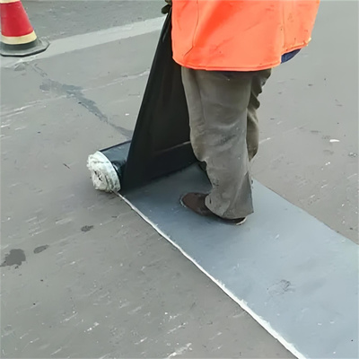 和县路面抗裂防裂贴价格解析 抗裂贴选购与路面养护指南